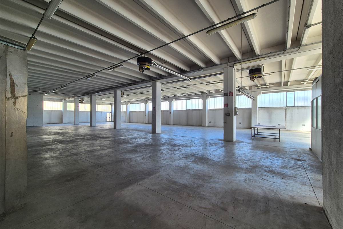 Capannone ad uso industriale in locazione