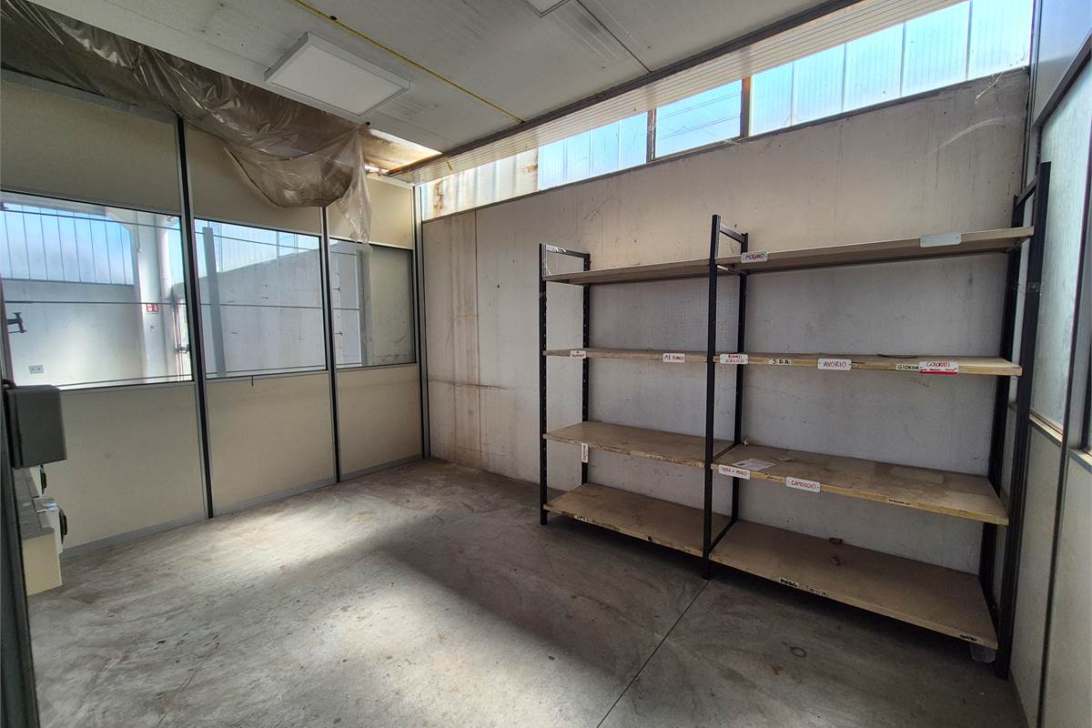 Capannone ad uso industriale in locazione