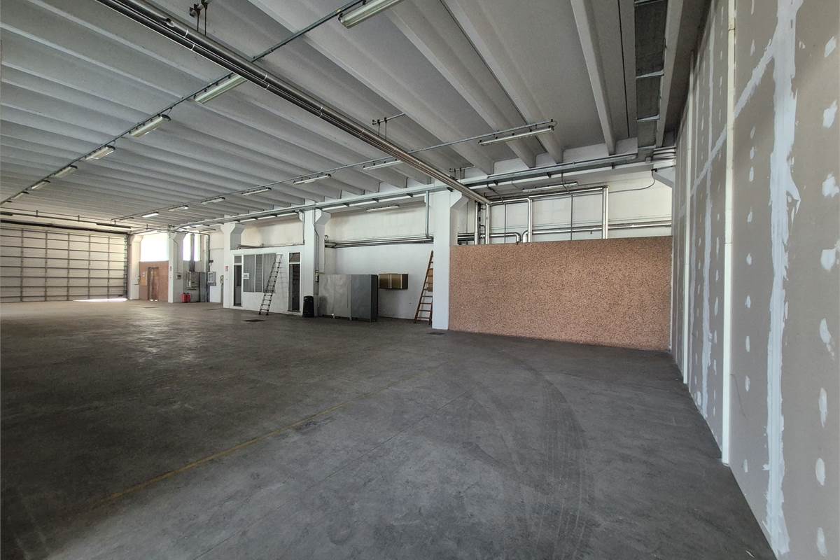 Capannone ad uso industriale in locazione