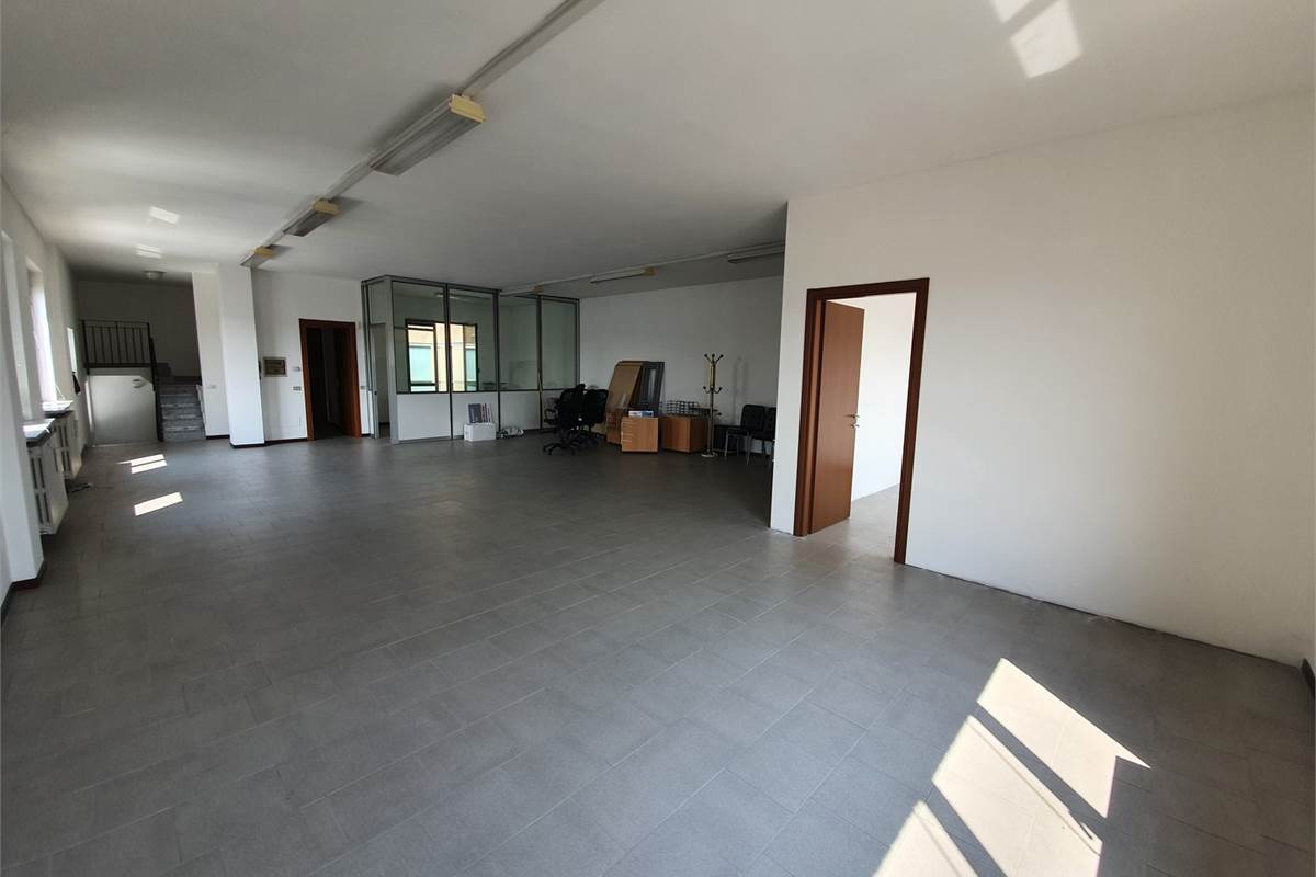 Locale open space a Vertemate con Minoprio