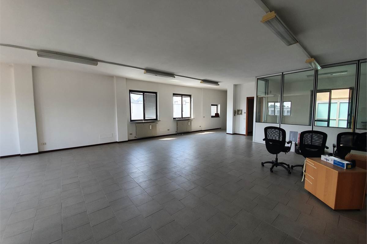 Locale open space a Vertemate con Minoprio