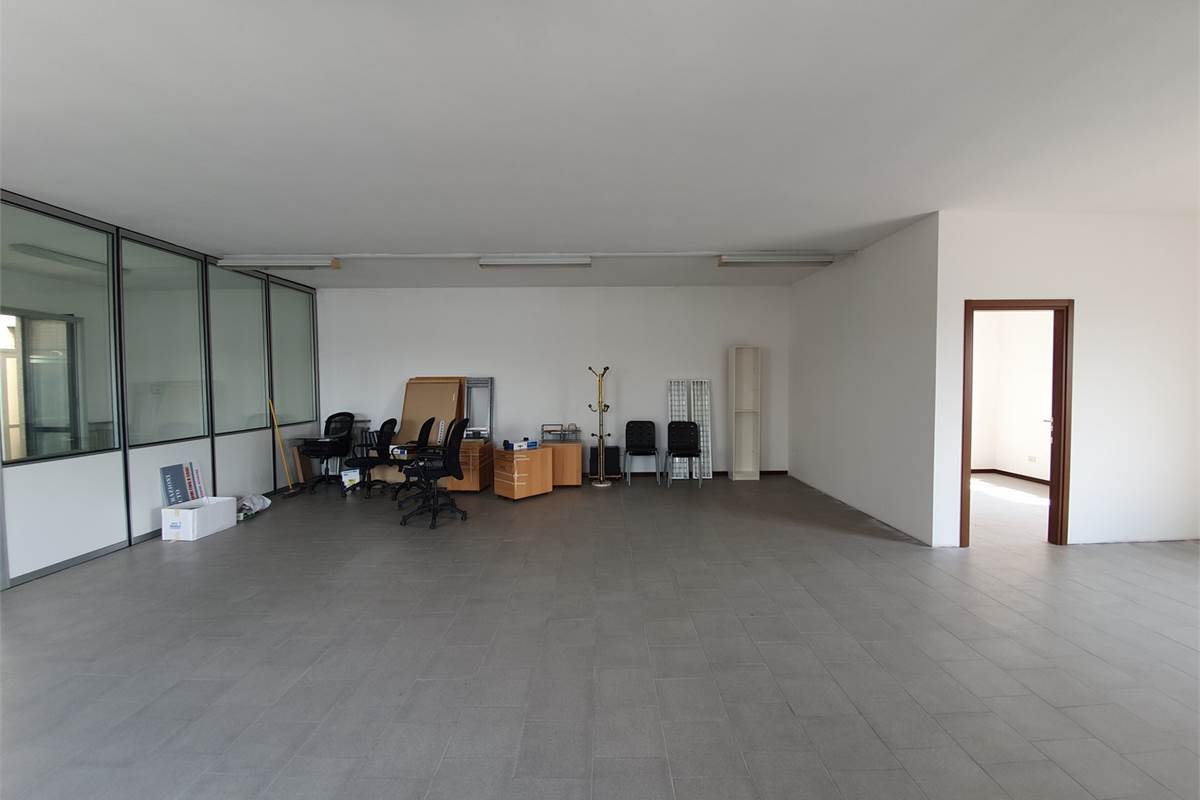 Locale open space a Vertemate con Minoprio