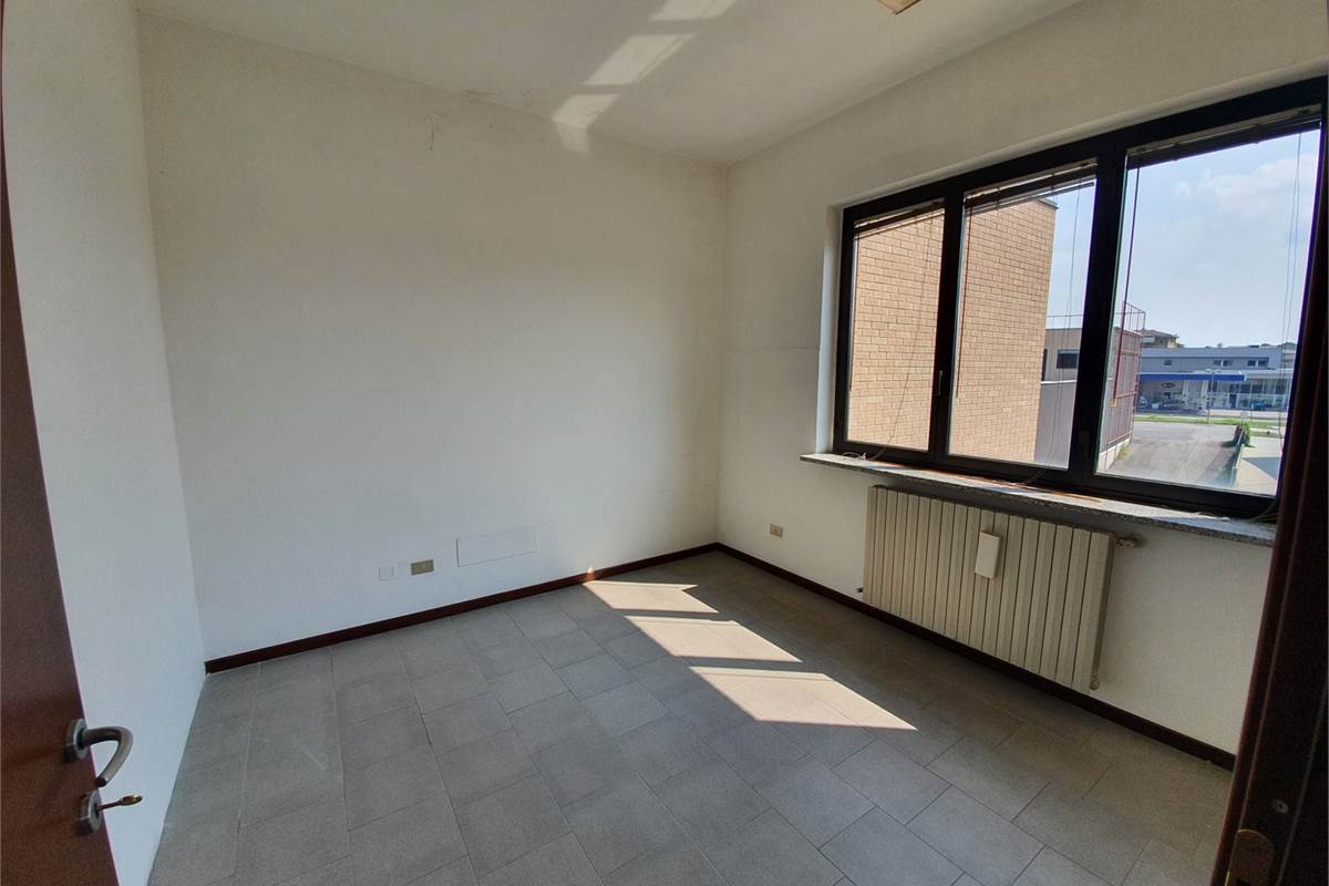 Locale open space a Vertemate con Minoprio