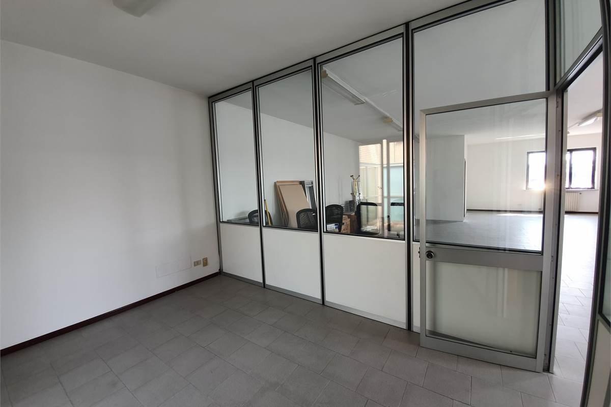 Locale open space a Vertemate con Minoprio