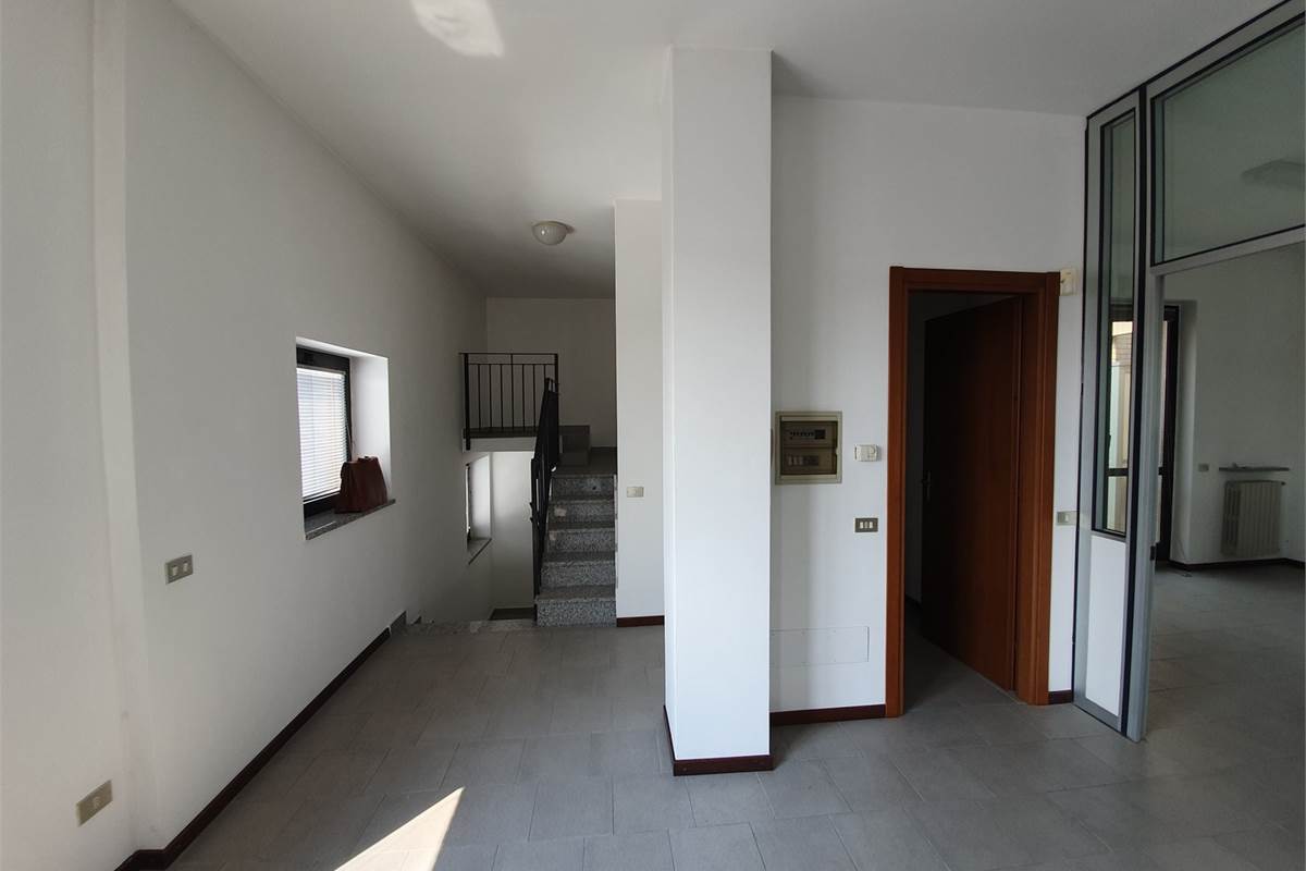 Locale open space a Vertemate con Minoprio