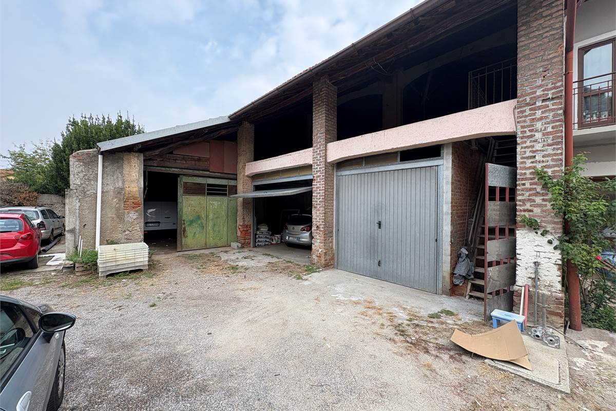 Ampio RUSTICO con bilocale a Tradate