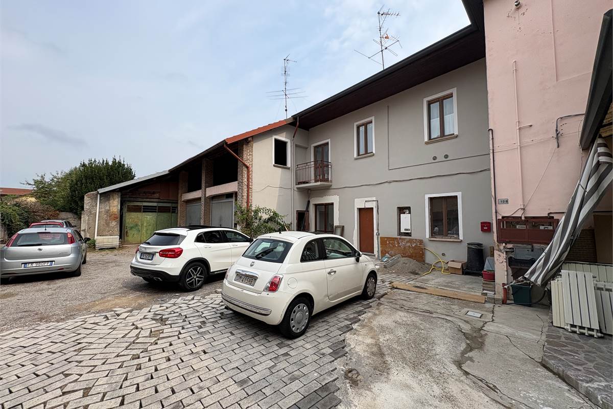 Ampio RUSTICO con bilocale a Tradate