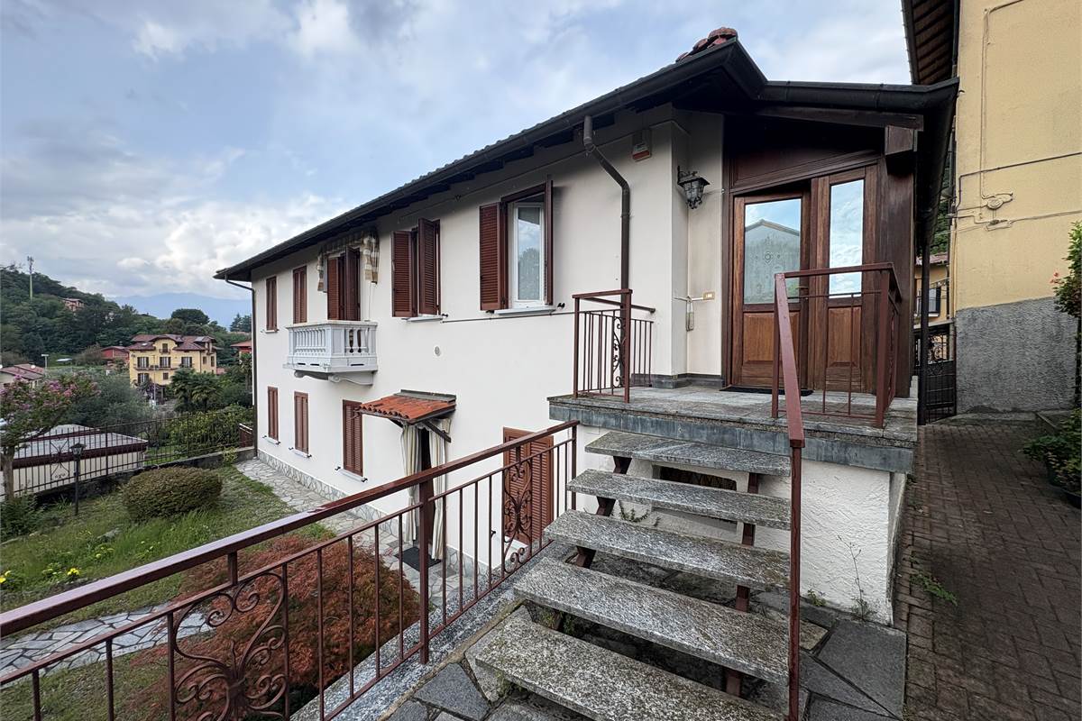 Ampio Trilocale indipendente a Laveno 