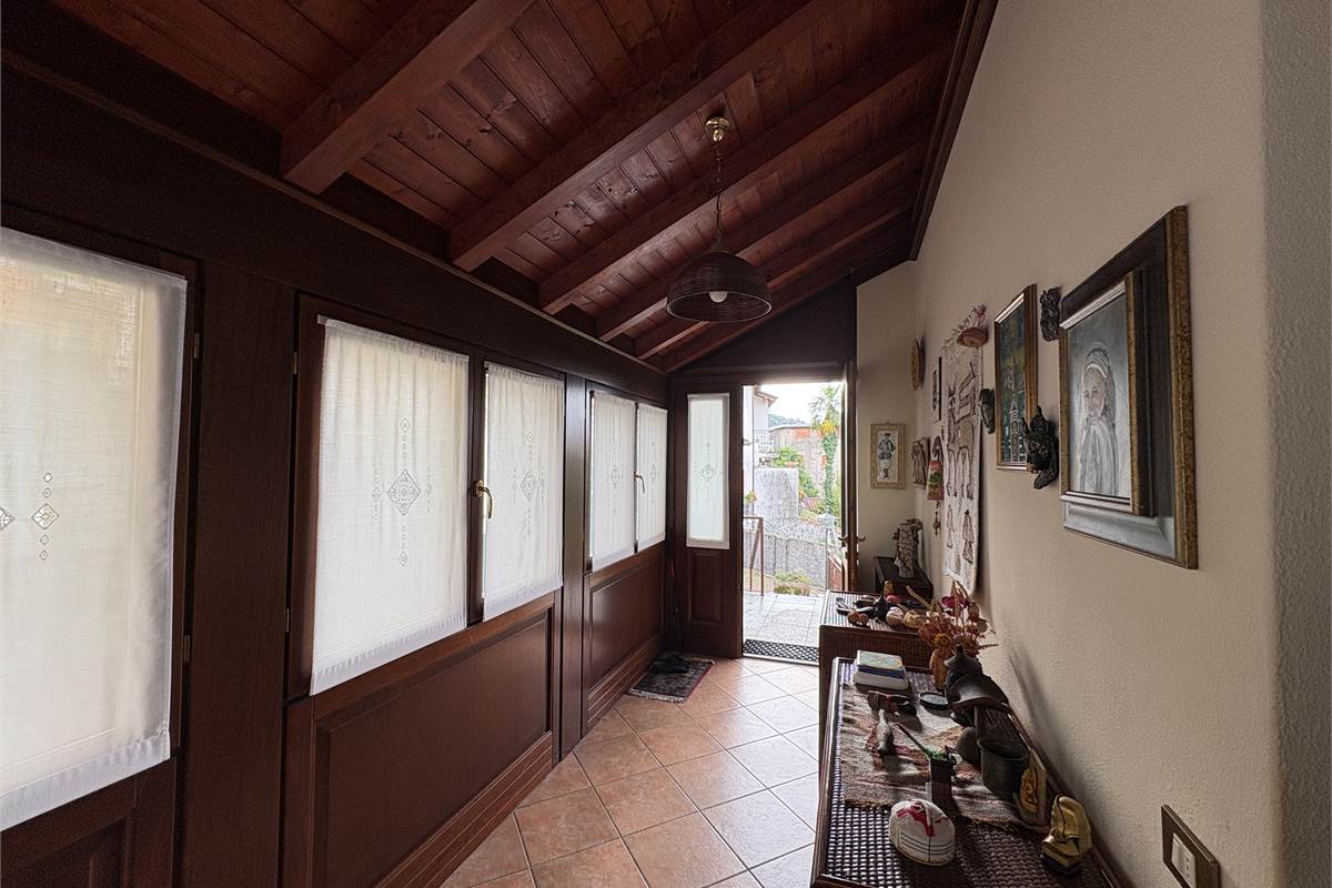 Ampio Trilocale indipendente a Laveno 