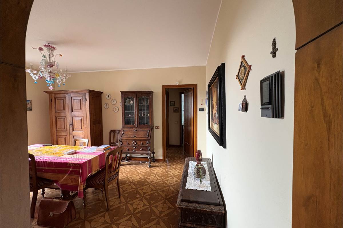 Ampio Trilocale indipendente a Laveno 