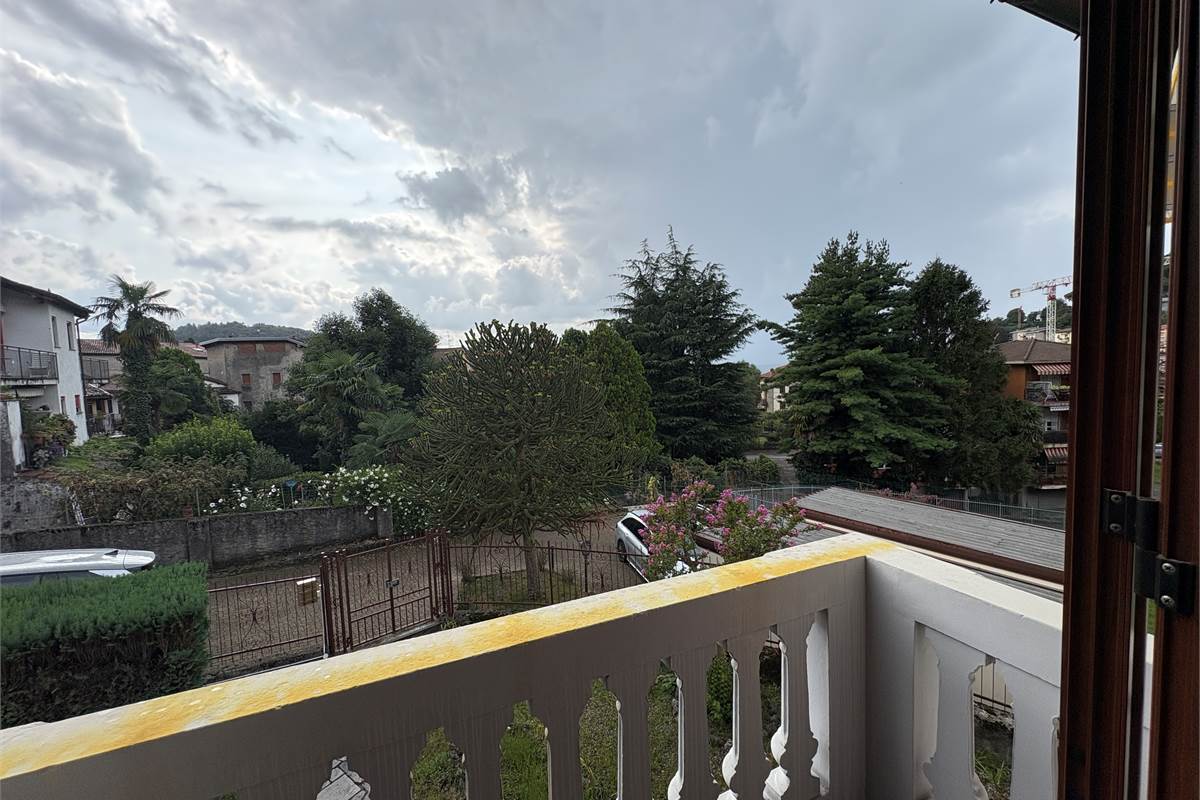 Ampio Trilocale indipendente a Laveno 