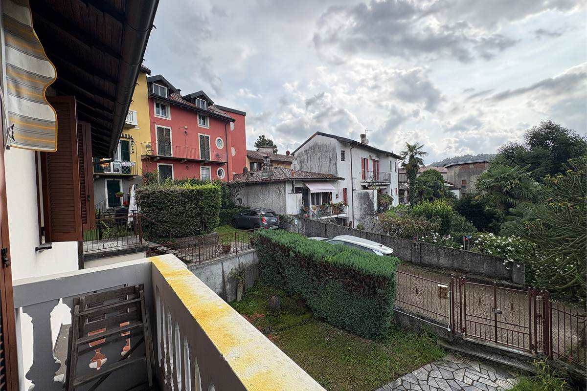 Ampio Trilocale indipendente a Laveno 