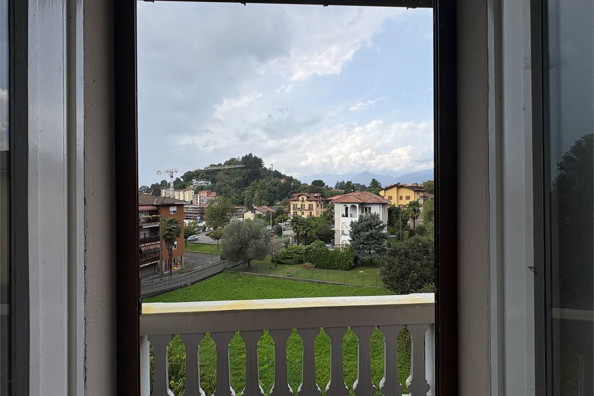 Ampio Trilocale indipendente a Laveno 