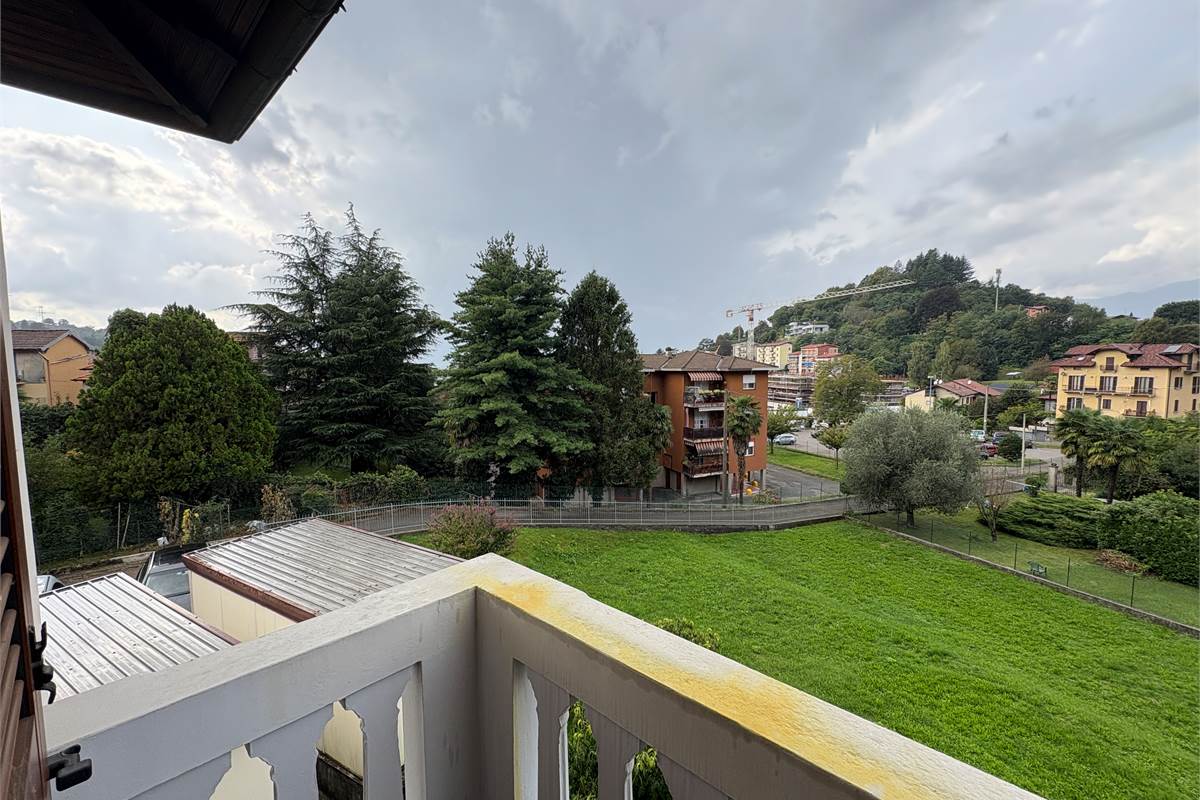 Ampio Trilocale indipendente a Laveno 