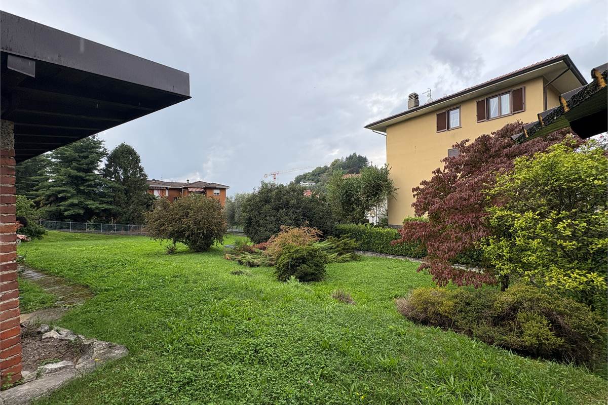 Ampio Trilocale indipendente a Laveno 