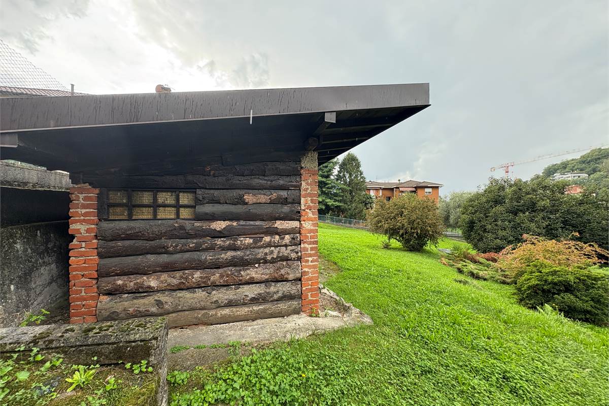 Ampio Trilocale indipendente a Laveno 