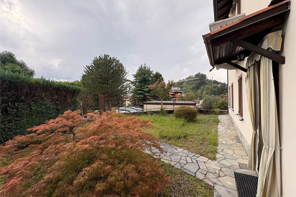 Ampio Trilocale indipendente a Laveno 