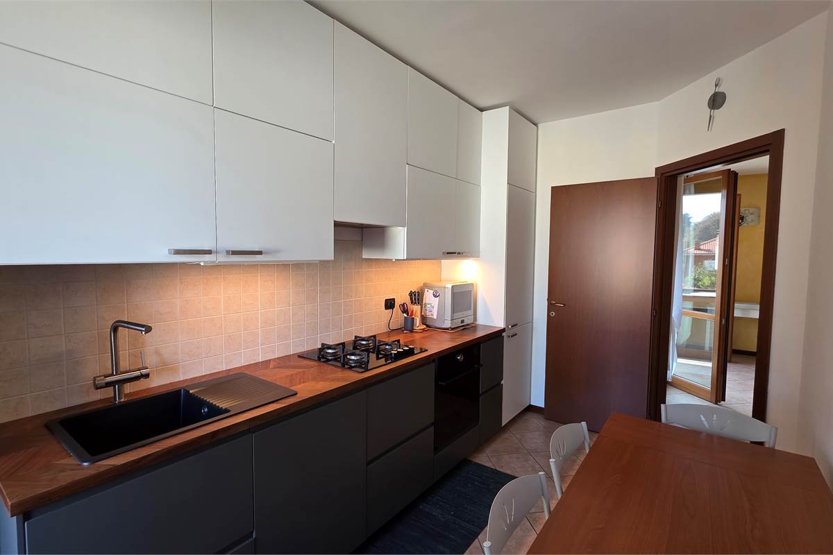 Ampio Bilocale su due livelli con terrazzo a Lomazzo 