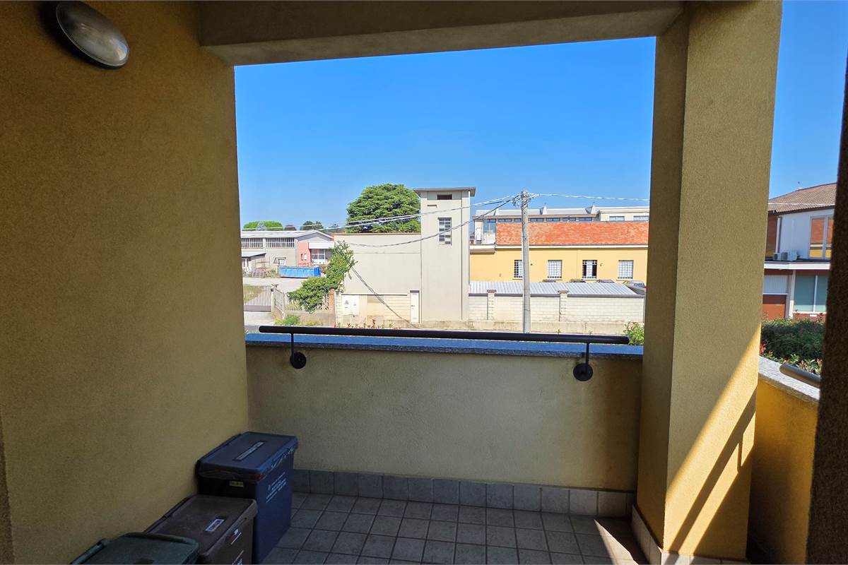 Ampio Bilocale su due livelli con terrazzo a Lomazzo 