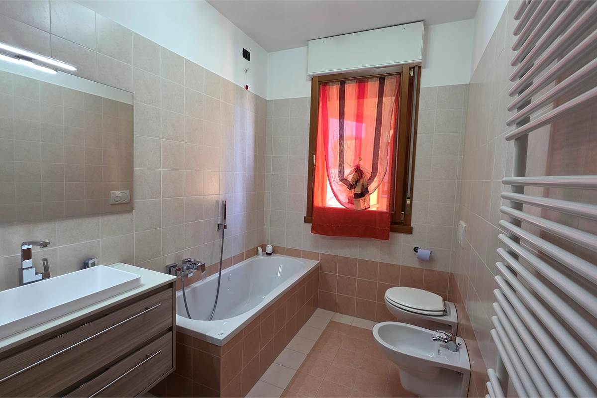 Ampio Bilocale su due livelli con terrazzo a Lomazzo 