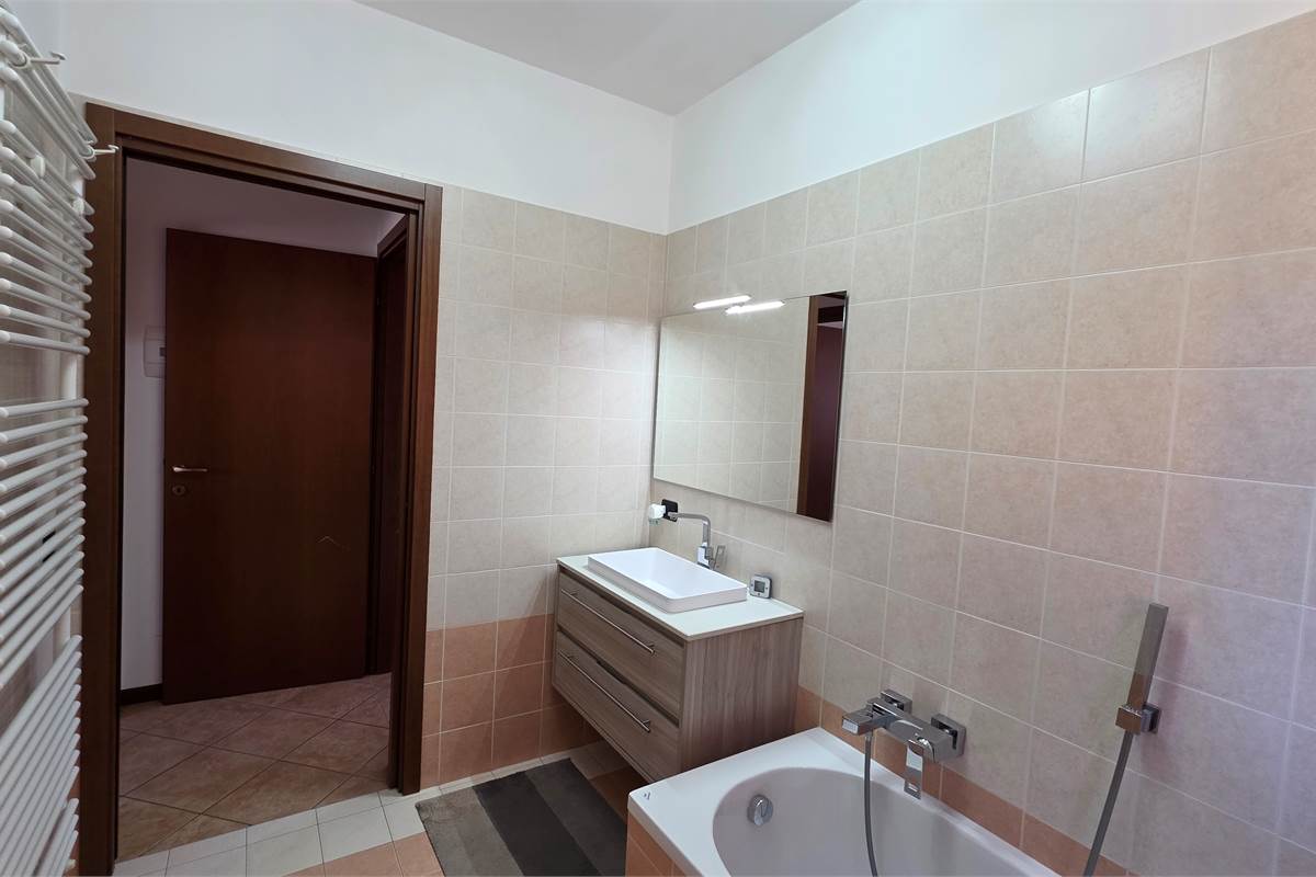 Ampio Bilocale su due livelli con terrazzo a Lomazzo 