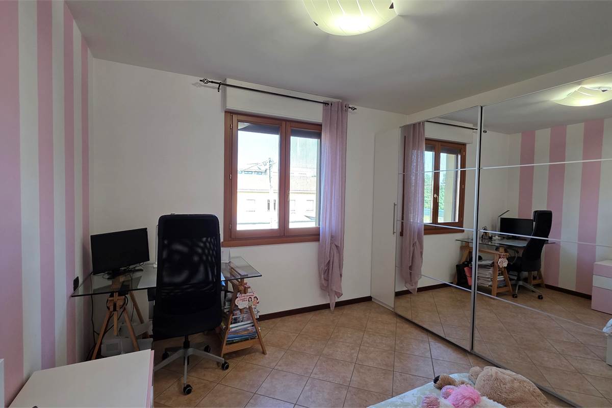 Ampio Bilocale su due livelli con terrazzo a Lomazzo 