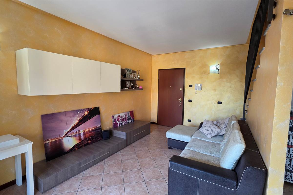 Ampio Bilocale su due livelli con terrazzo a Lomazzo 