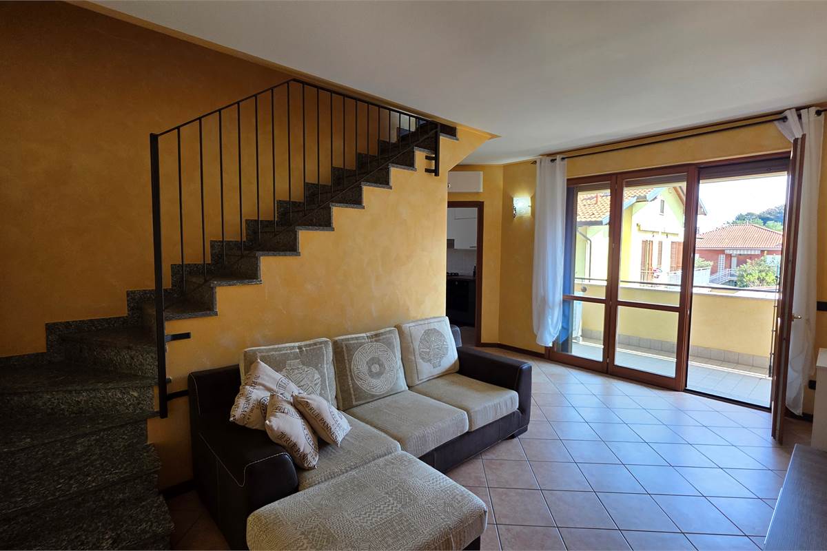 Ampio Bilocale su due livelli con terrazzo a Lomazzo 