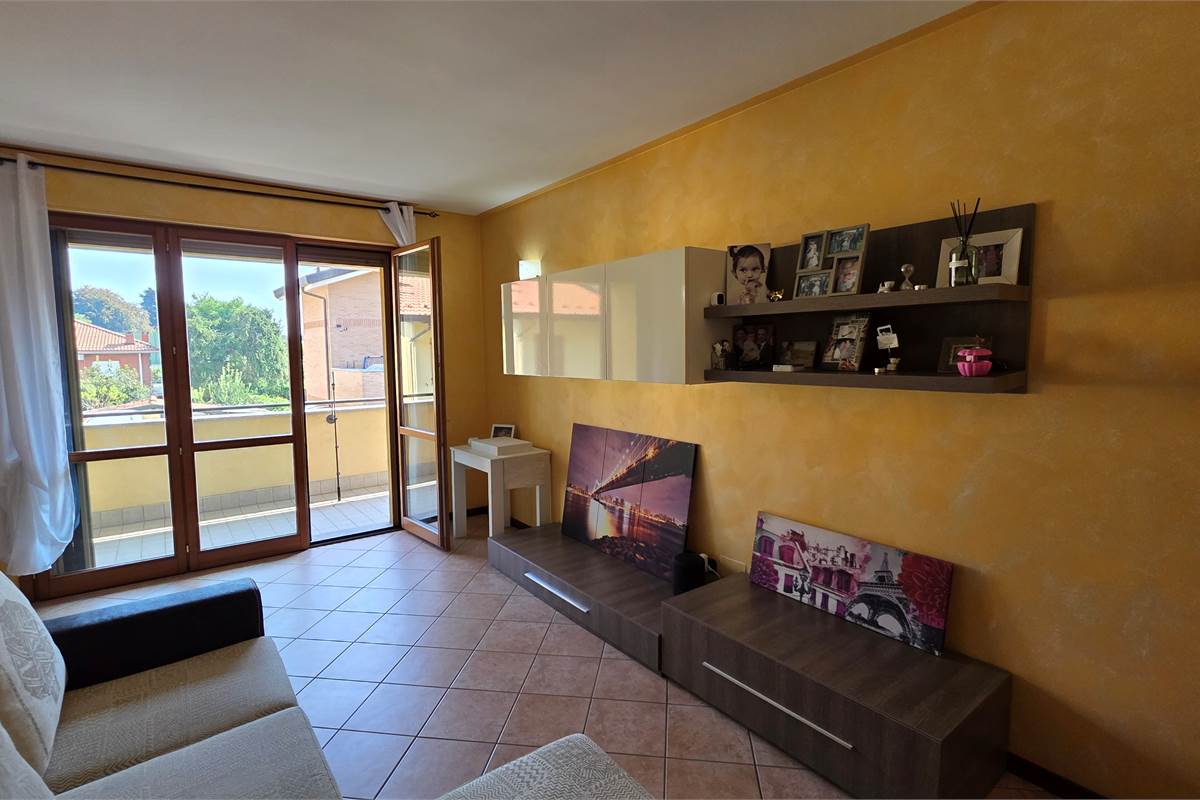 Ampio Bilocale su due livelli con terrazzo a Lomazzo 