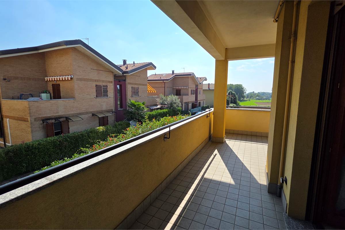 Ampio Bilocale su due livelli con terrazzo a Lomazzo 