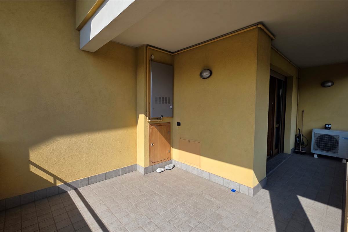 Ampio Bilocale su due livelli con terrazzo a Lomazzo 