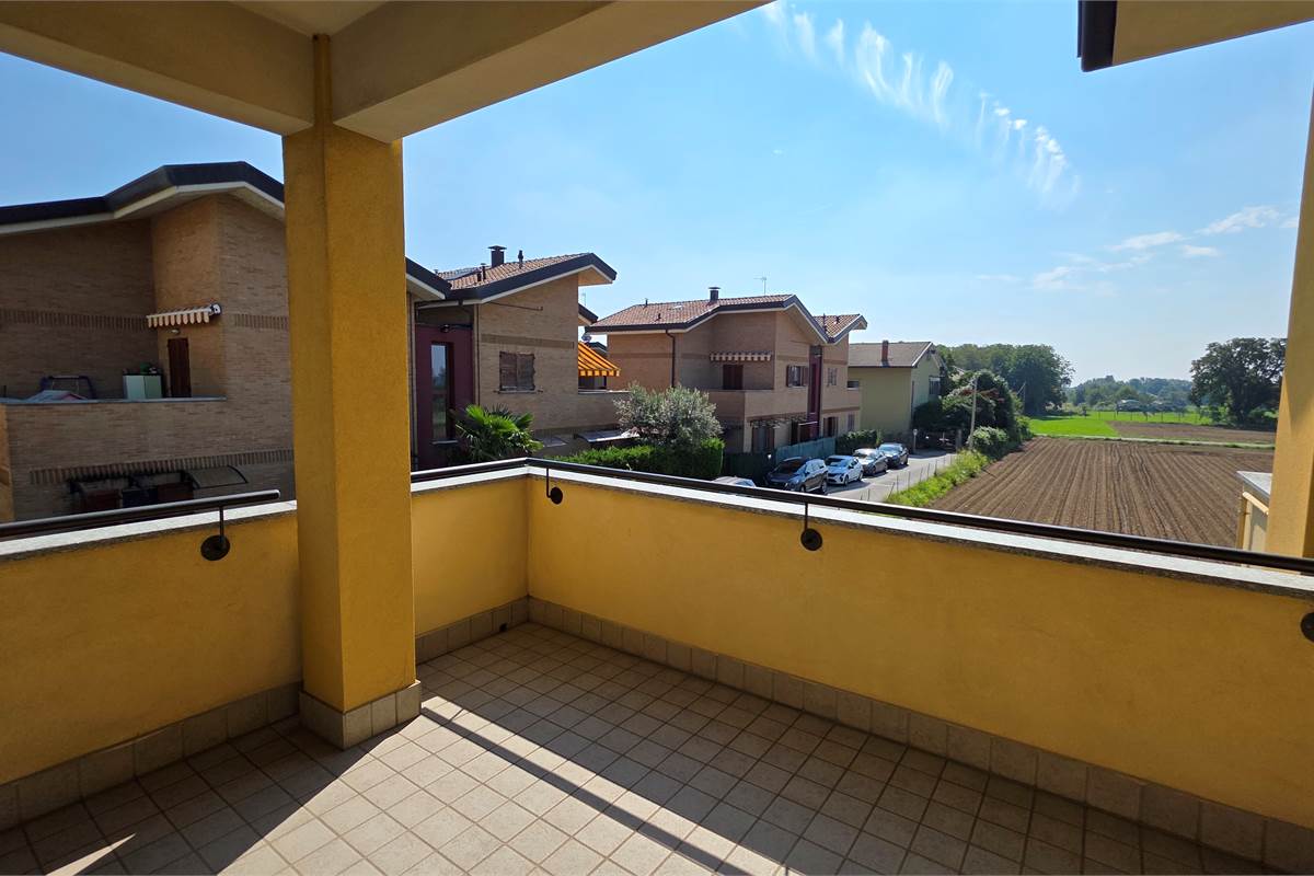 Ampio Bilocale su due livelli con terrazzo a Lomazzo 