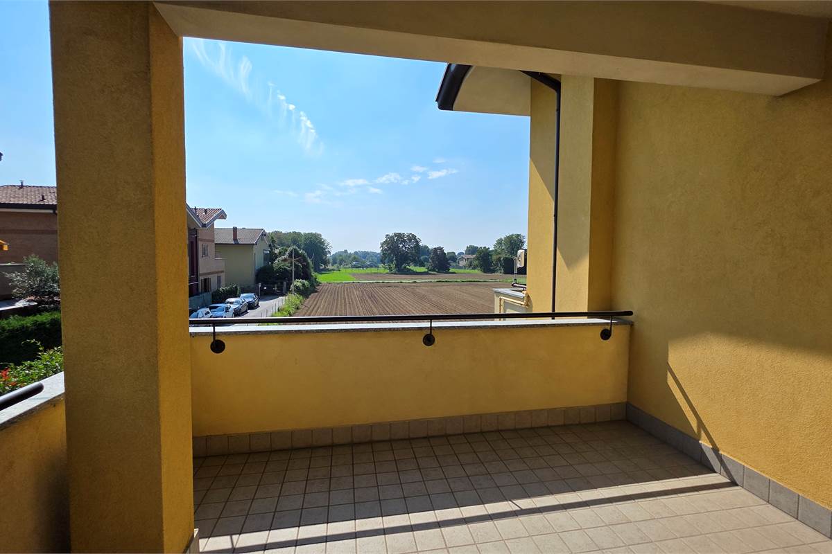 Ampio Bilocale su due livelli con terrazzo a Lomazzo 
