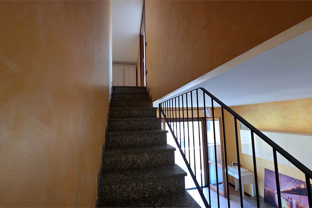 Ampio Bilocale su due livelli con terrazzo a Lomazzo 