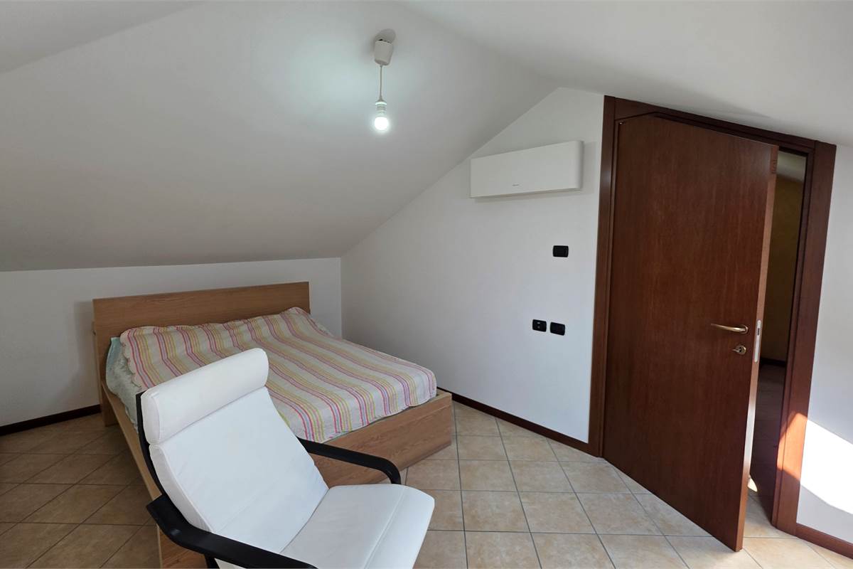 Ampio Bilocale su due livelli con terrazzo a Lomazzo 