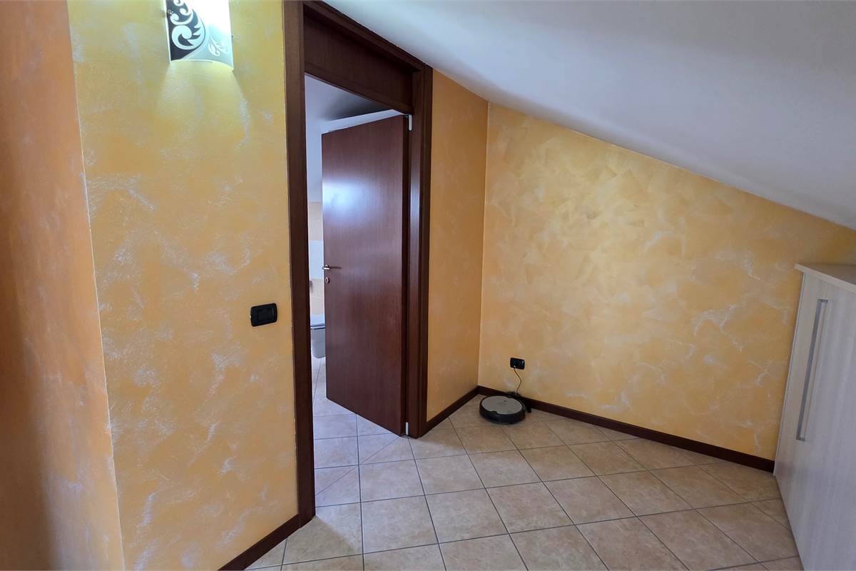 Ampio Bilocale su due livelli con terrazzo a Lomazzo 