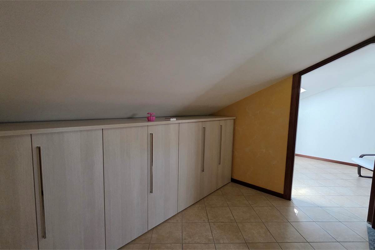 Ampio Bilocale su due livelli con terrazzo a Lomazzo 