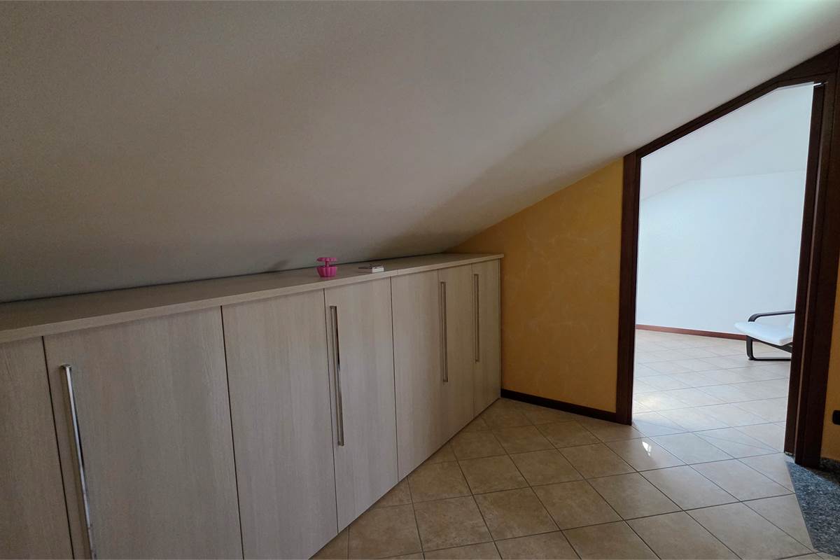 Ampio Bilocale su due livelli con terrazzo a Lomazzo 