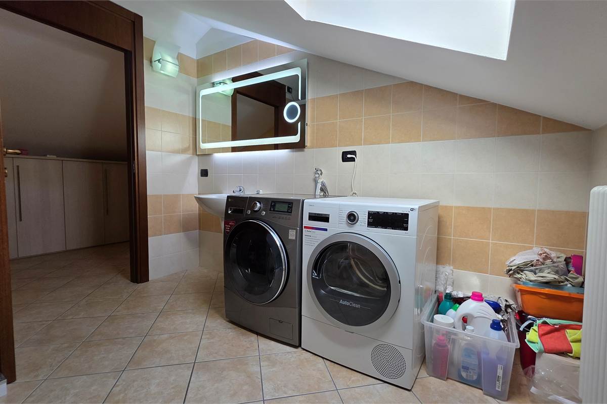 Ampio Bilocale su due livelli con terrazzo a Lomazzo 