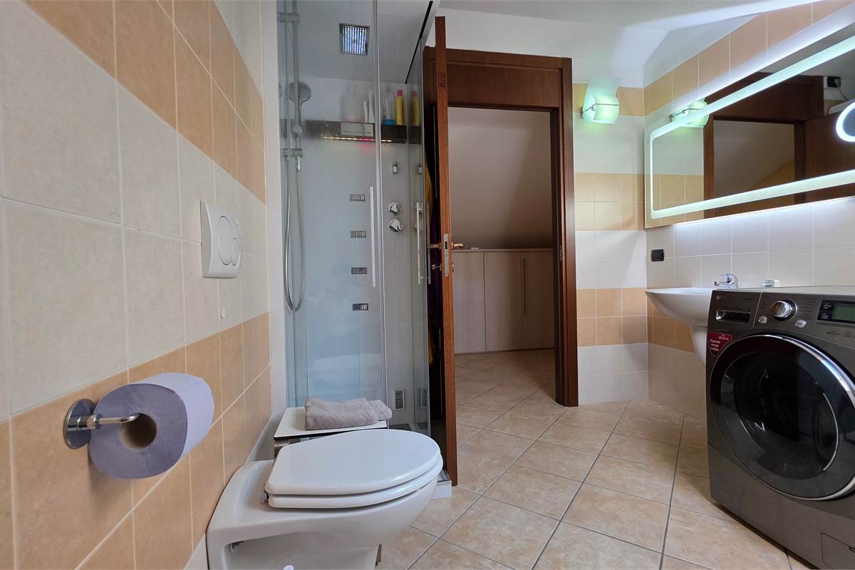 Ampio Bilocale su due livelli con terrazzo a Lomazzo 