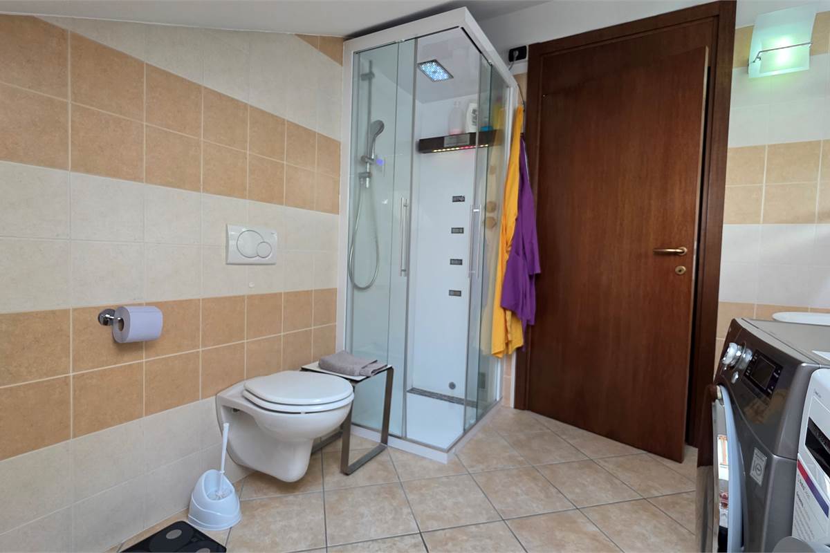 Ampio Bilocale su due livelli con terrazzo a Lomazzo 