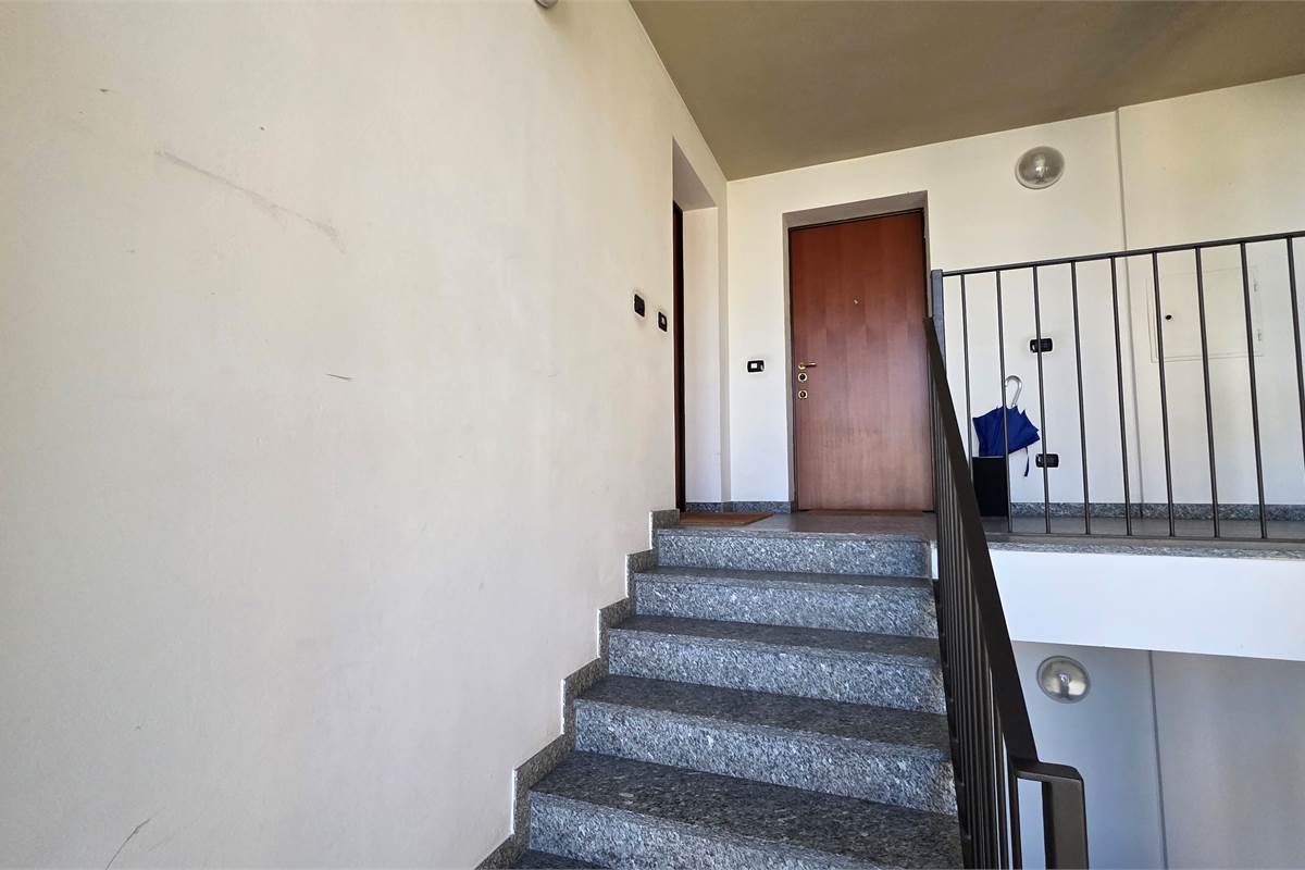 Ampio Bilocale su due livelli con terrazzo a Lomazzo 