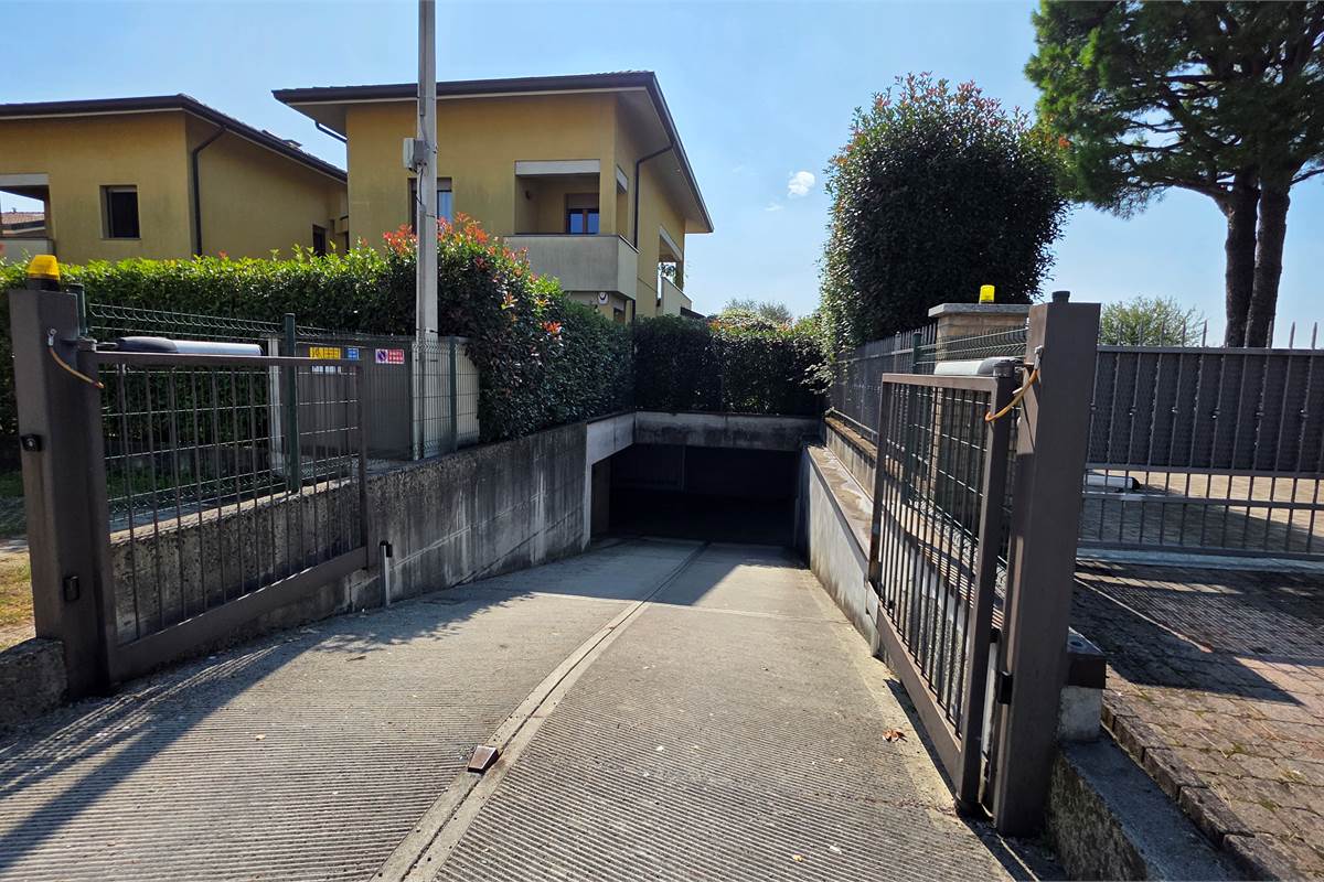 Ampio Bilocale su due livelli con terrazzo a Lomazzo 