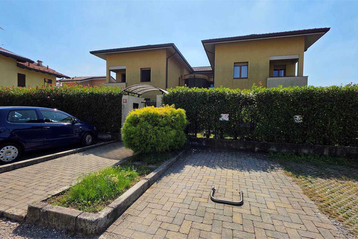 Ampio Bilocale su due livelli con terrazzo a Lomazzo 