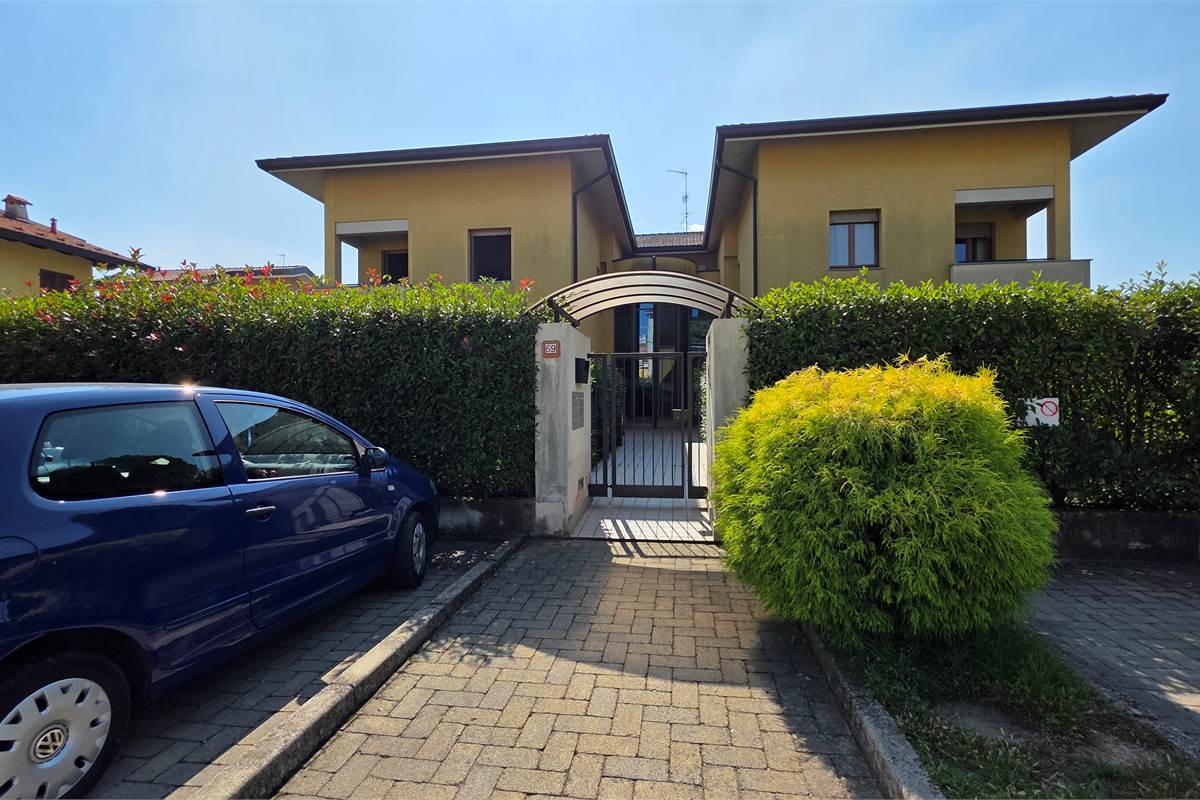 Ampio Bilocale su due livelli con terrazzo a Lomazzo 