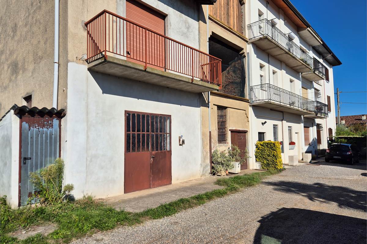 Vendesi rustico con piccolo giardino privato