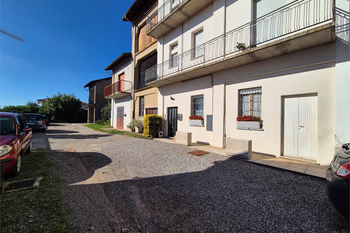 Vendesi rustico con piccolo giardino privato