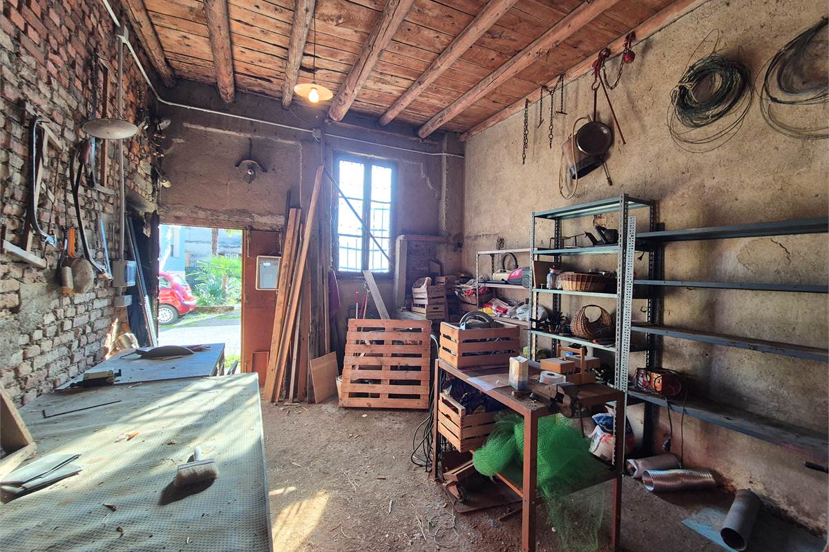 Vendesi rustico con piccolo giardino privato