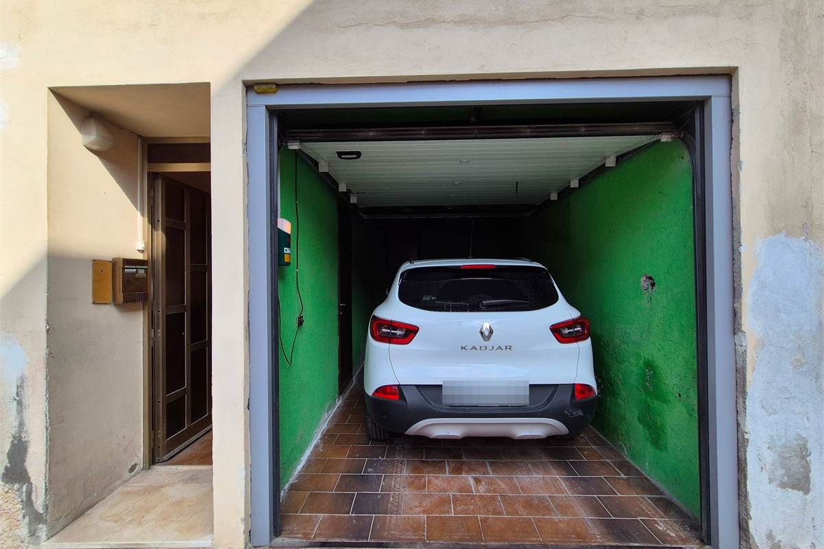 Porzione di casa in corte con autorimessa doppia e singola