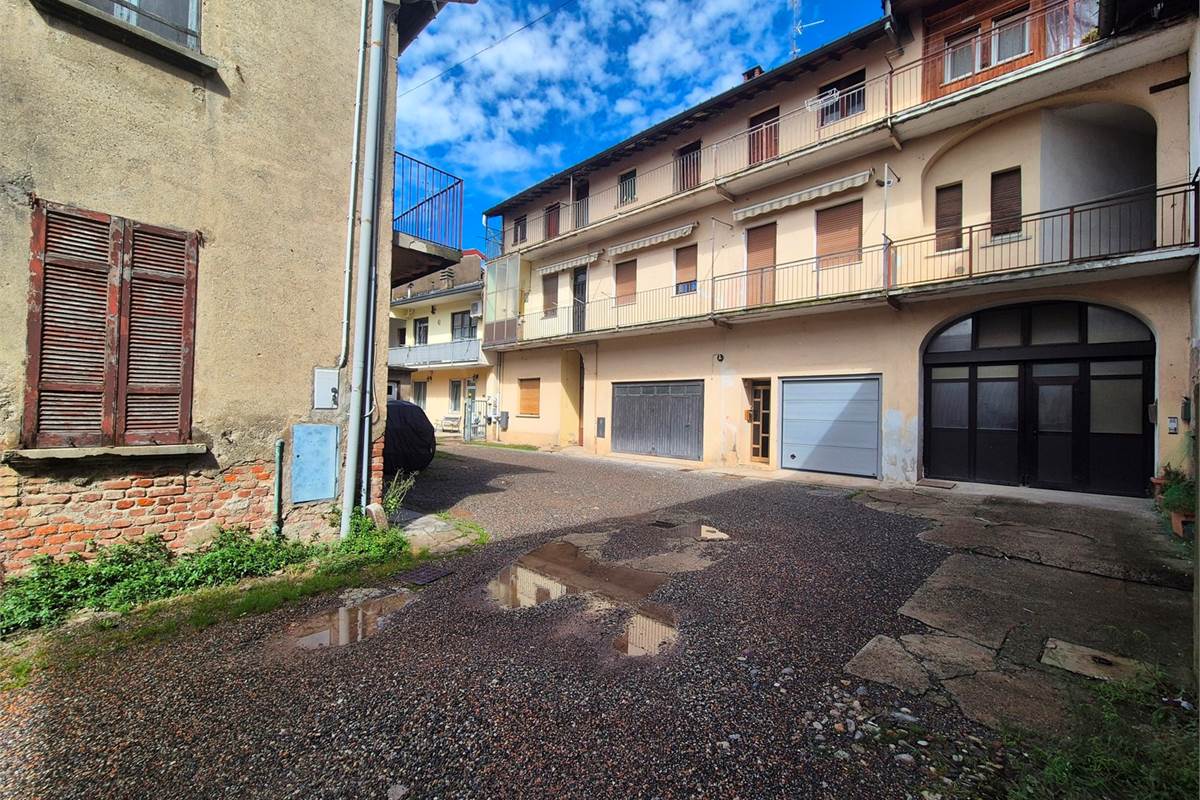 Porzione di casa in corte con autorimessa doppia e singola